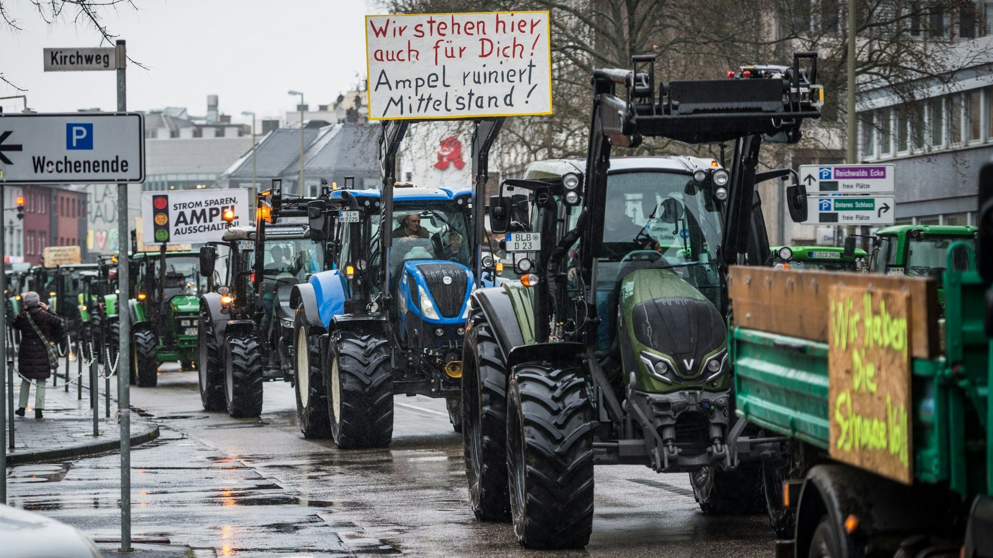 Zahlreiche Traktoren fahren auf einer Straße in der Siegener Innenstadt.