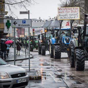 Zahlreiche Traktoren fahren auf einer Straße in der Siegener Innenstadt.&nbsp;