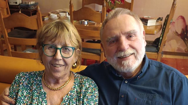 Die Eheleute Bodner aus Kerpen-Horrem sitzen entspannt lächelnd auf einem Sofa, sie sind seit 50 Jahren verheiratet.