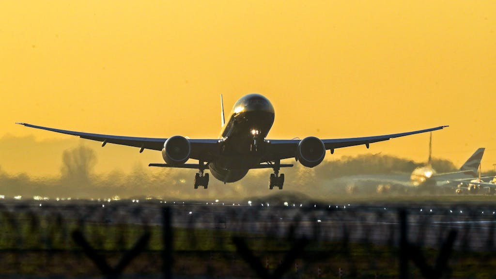 Ein Flugzeug startet vom Flughafen London Heathrow.