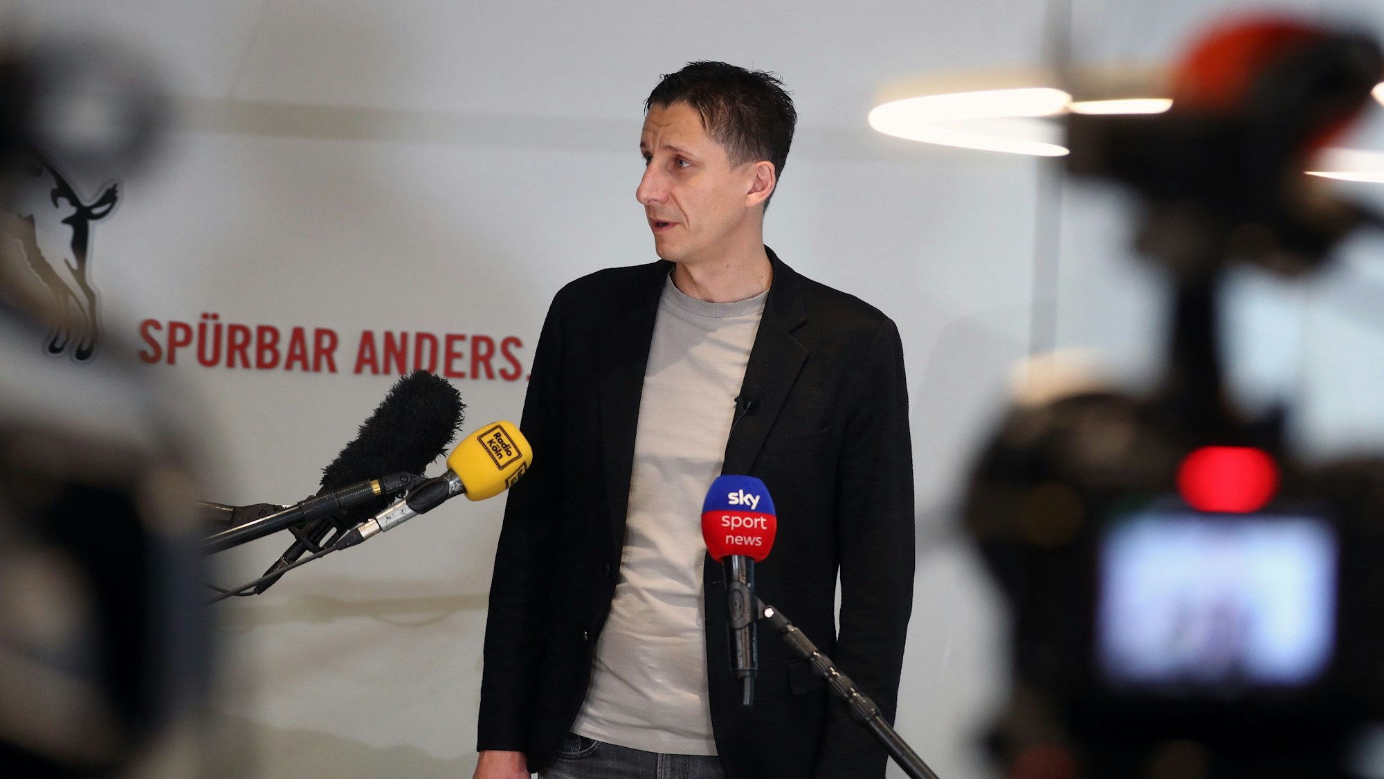 Im Fokus des Interesses: Wen präsentiert Sportchef Christian Keller als neuen Cheftrainer des abstiegsbedrohten 1. FC Köln?