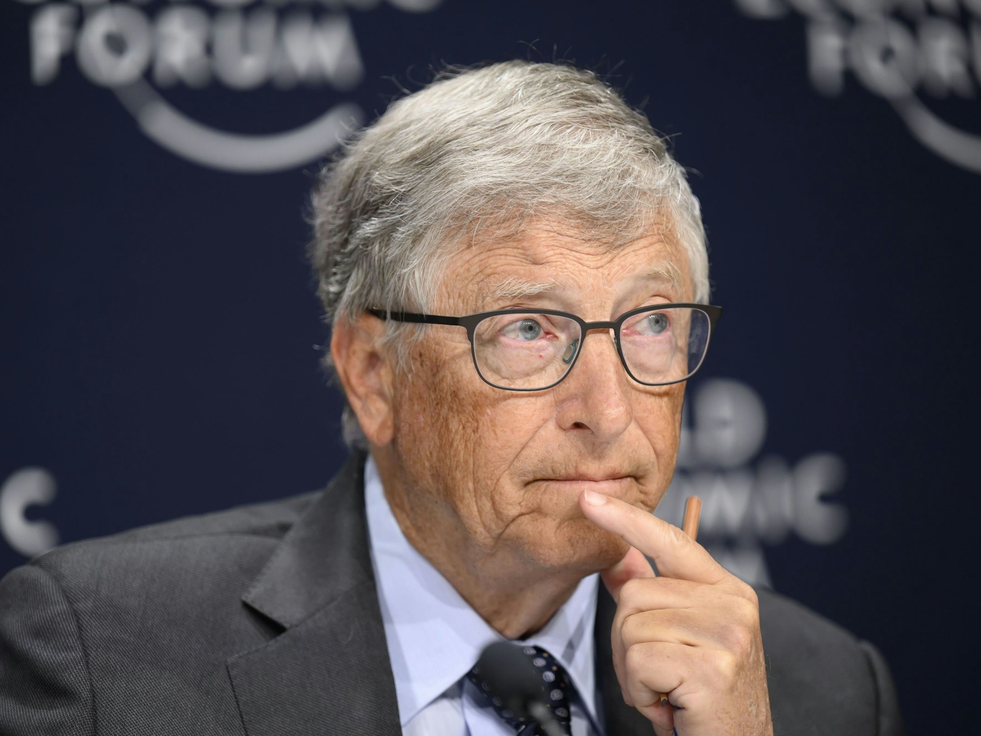 Bill Gates nimmt an einer Pressekonferenz von Pfizer im Rahmen des 51. jährlichen Weltwirtschaftsforums (WEF) in Davos teil, hier im Mai 2022.