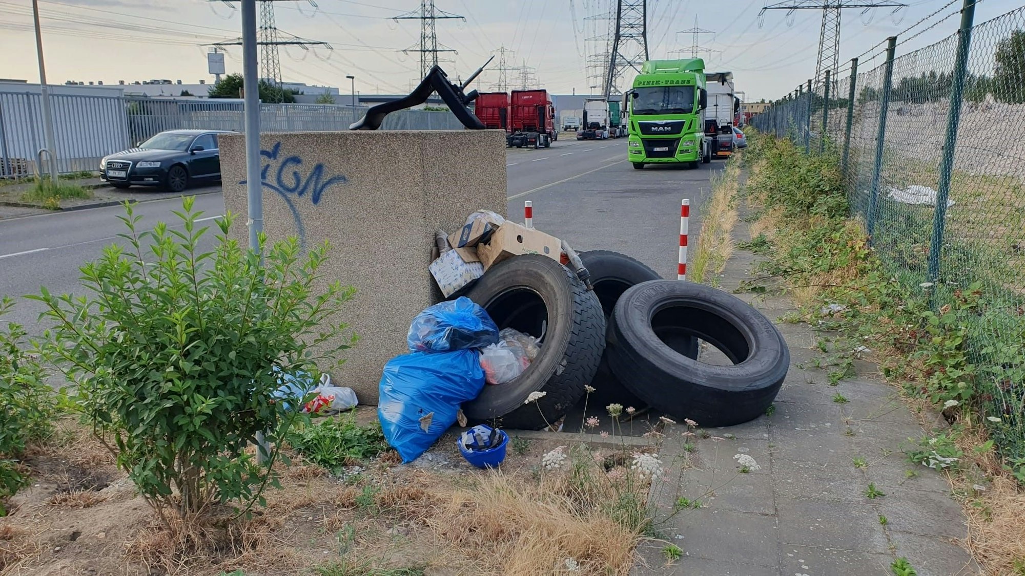 Entlang der Hermann-Seger-Straße in Frechen liegen Autoreifen und anderer Müll