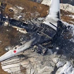 Die Luftaufnahme zeigt das ausgebrannte Flugzeug der Japan Airlines auf dem Flughafen Haneda. Behörden wollen nun die Schuldfrage klären.