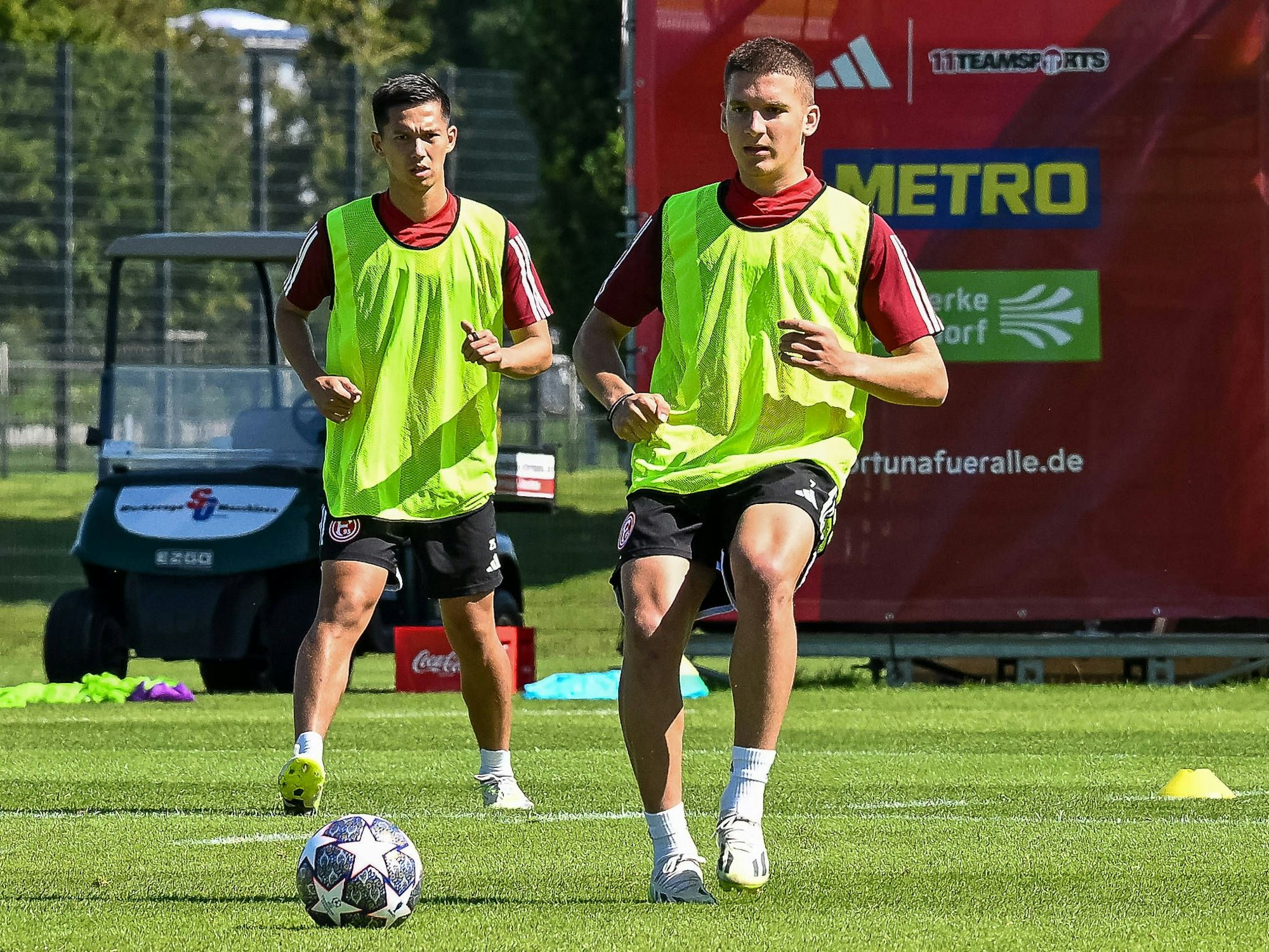Cristos Tzolis (vorne) und Shinta Appelkamp im Training von Fortuna Düsseldorf.