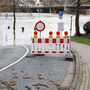 ARCHIV - 30.12.2023, Nordrhein-Westfalen, Minden: Blick auf die überflutete Zufahrt zum Parkplatz «Schlagde», einem alten Umschlageplatz und Uferhafen der Weser. (zu dpa: «Dauerregen lässt Hochwassergefahr wieder steigen») Foto: Friso Gentsch/dpa +++ dpa-Bildfunk +++