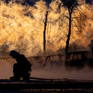 Ein Feuerwehrmann kniet bei den Löscharbeiten an einer Gasleitung, die durch einen russischen Raketenangriff in Kiew beschädigt wurde. Polen fordert eine „Antwort“ des Westens auf die neuerlichen Angriffe.
