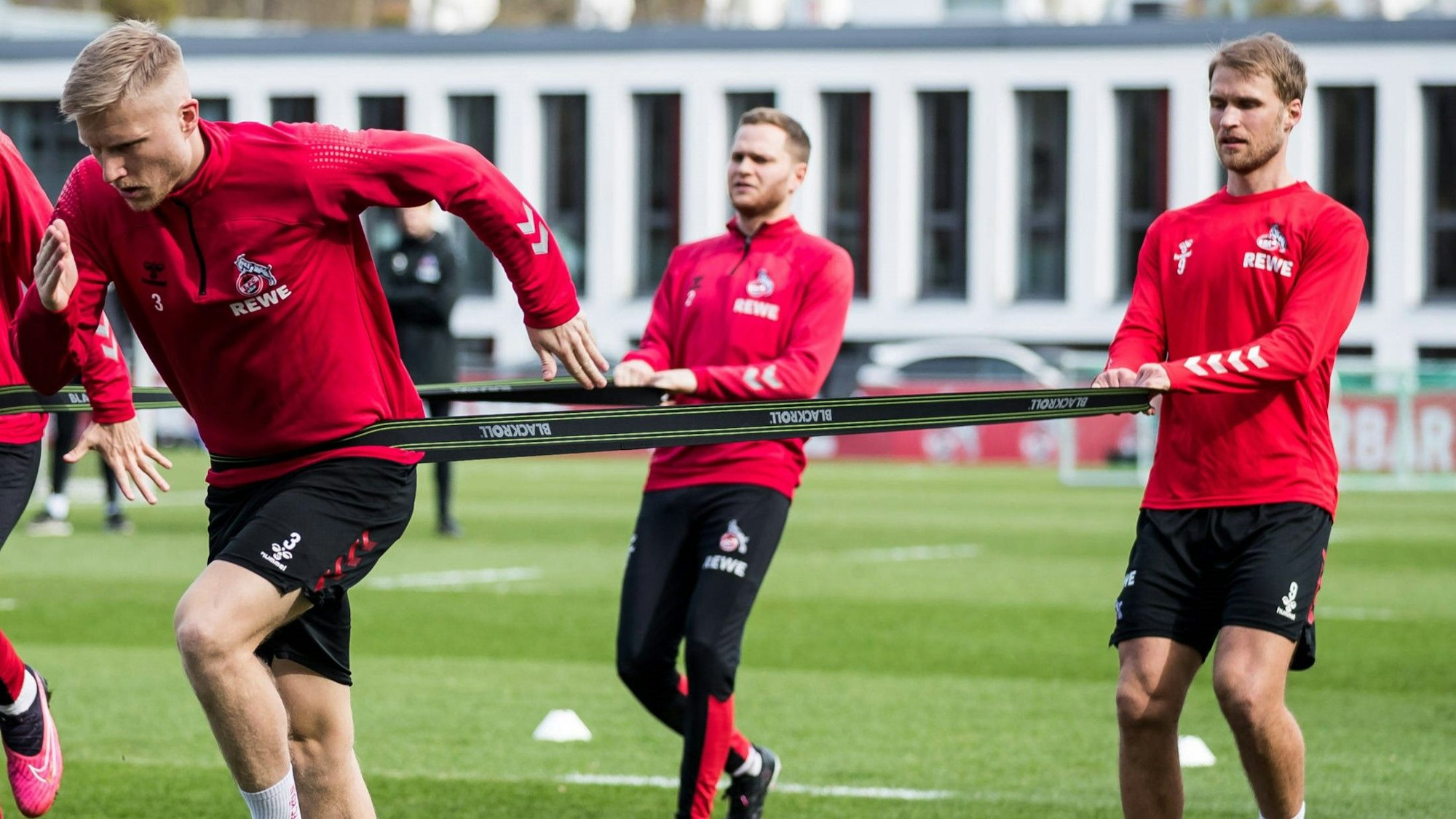 Sebastian Andersson (r.) und Kristian Pedersen (l.) bei einer gemeinsamen Übung im Training dees 1. FC Köln.