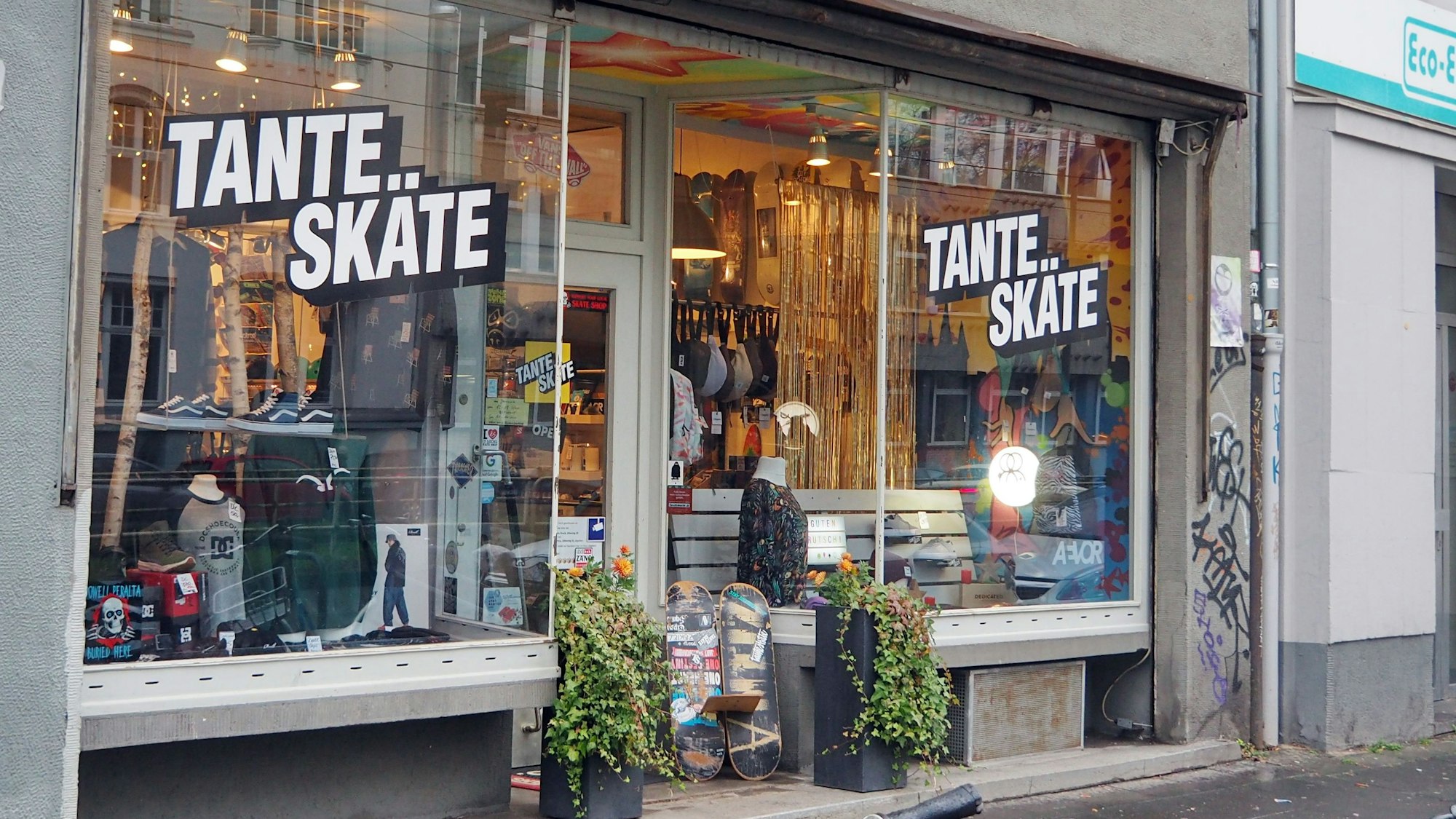 Das Schaufenster und Ladeneingang eines Skatershops ist zu sehen.