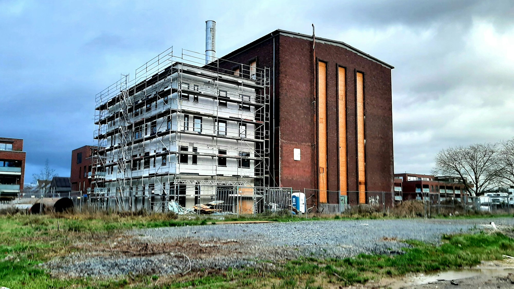 Das Kesselhaus in der Neuen Bahnstadt Opladen (NBO) soll Mitte 2024 endlich fertiggestellt sein. Nachdem der alte Investor zahlungsunfähig war, ist ein neuer Investor eingestiegen, seit November 2023 wird auf der Baustelle wieder gearbeitet.