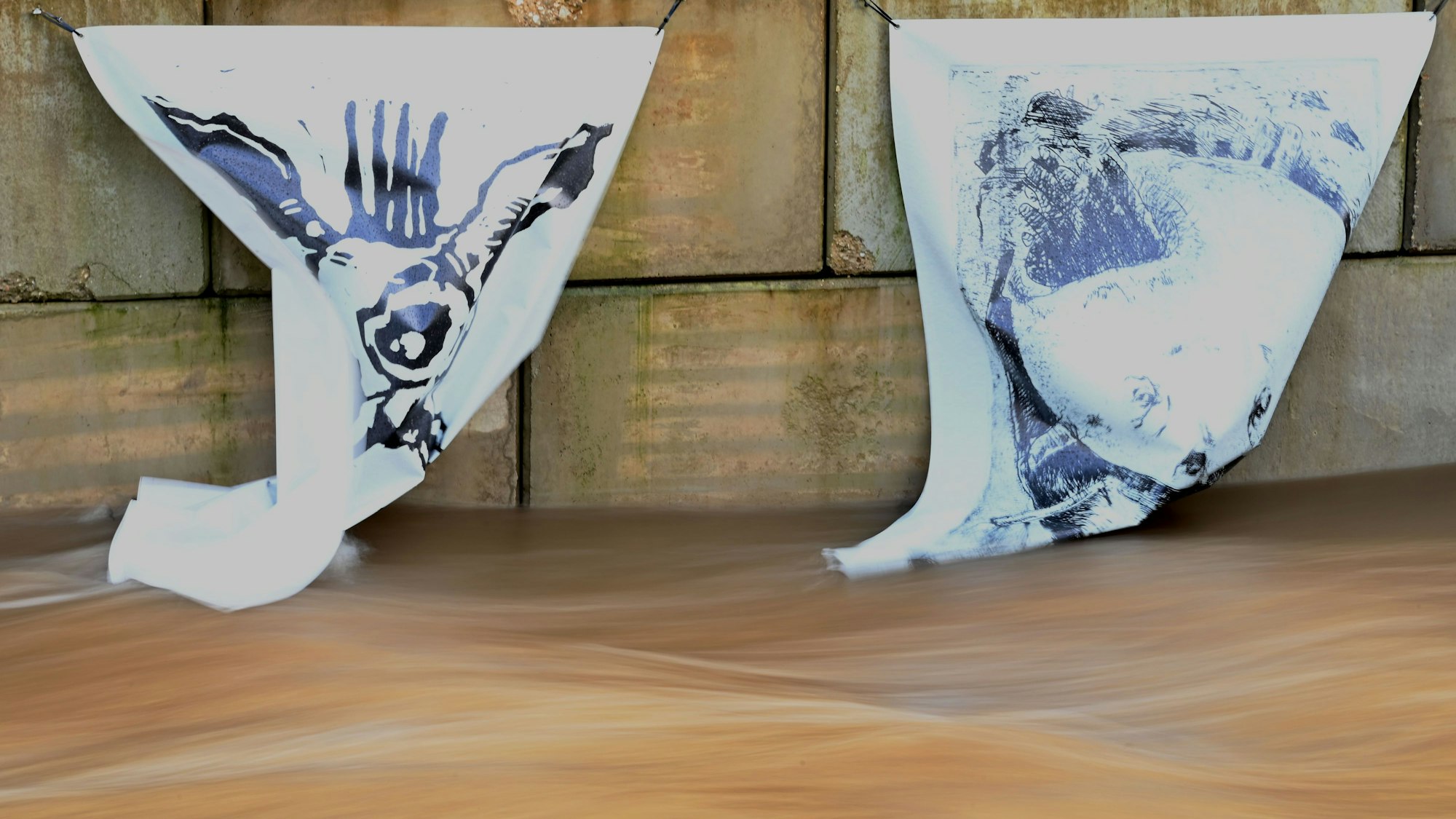 Zwei Kunstwerke der Ausstellung „Kunst im Fluss“ an den Ufermauern in Gemünd wurden durch das Hochwasser gelöst.
