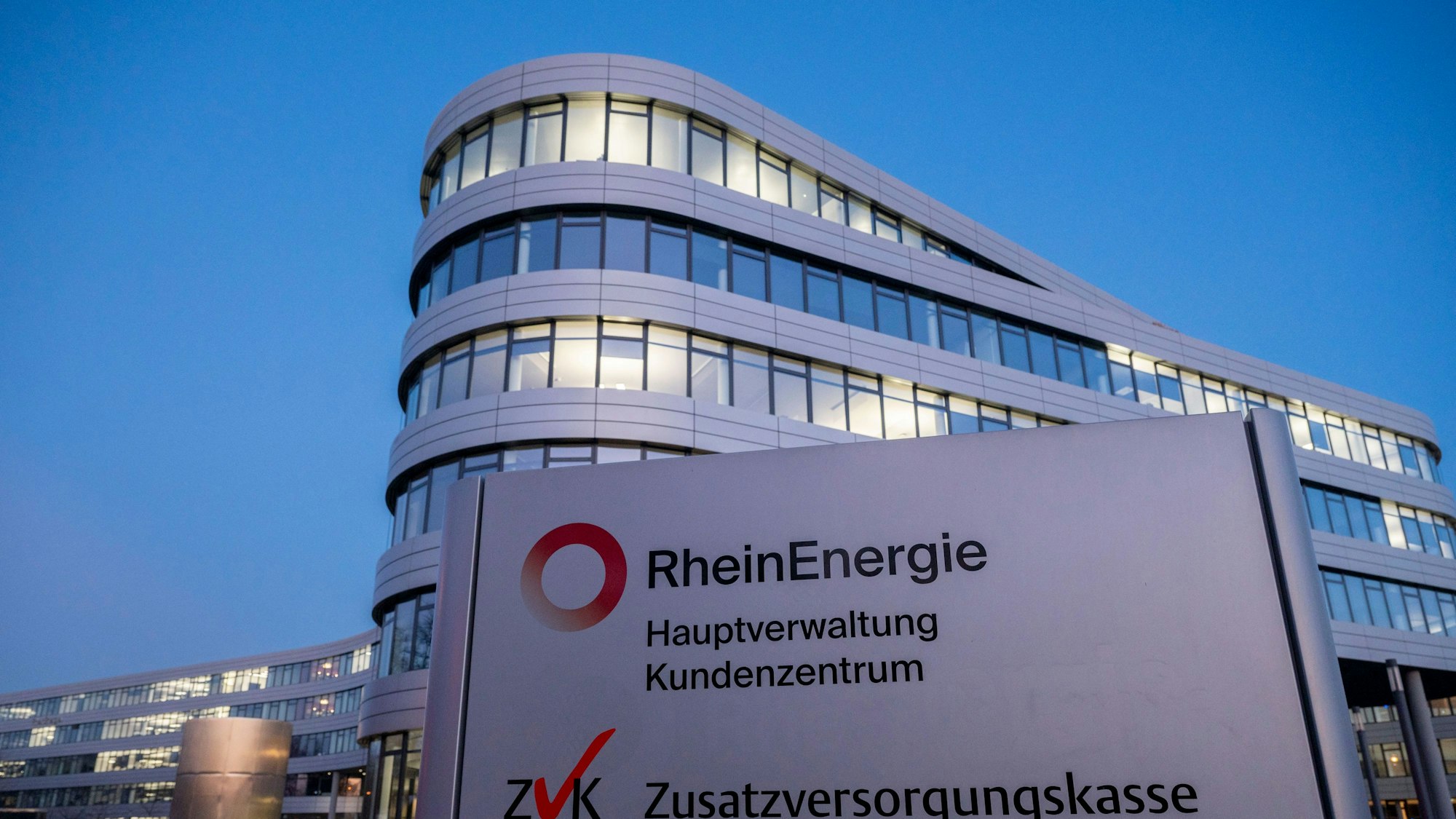 Die Zentrale der Rhein-Energie, der Kölner Grundversorger hatte erst zum Jahreswechsel die Strompreise gesenkt. Laut einem Vergleichsportal könnten diese 2024 aber deutlich steigen. (Symbolbild)