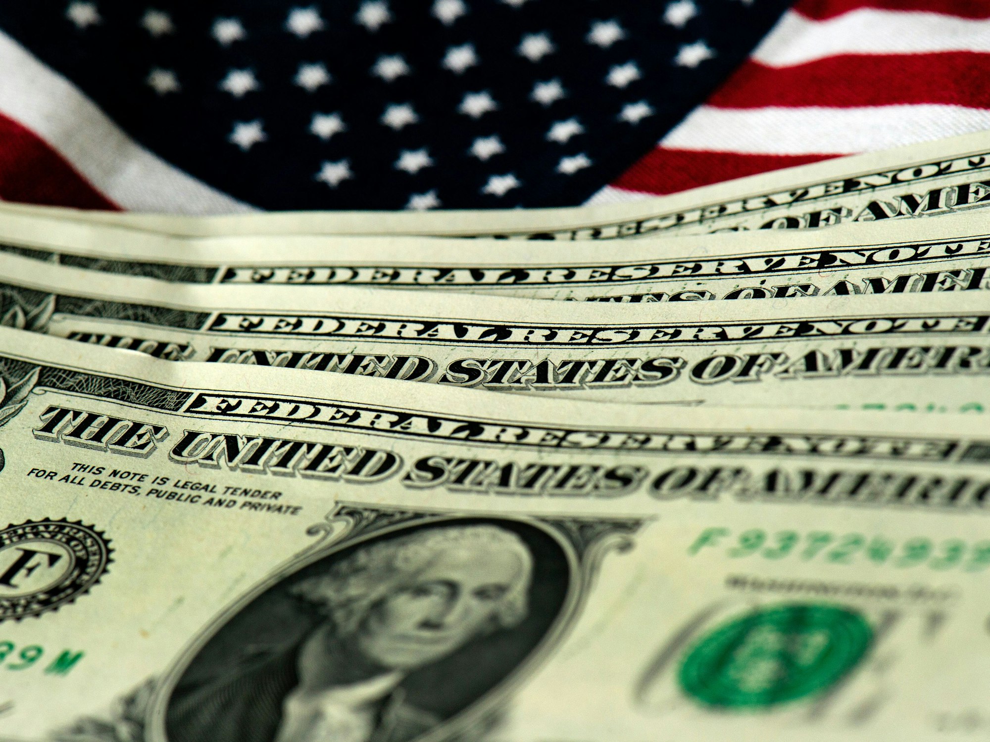 US-amerikanische Geldscheine sind vor einer USA-Fahne zu sehen, hier im Juli 2011.