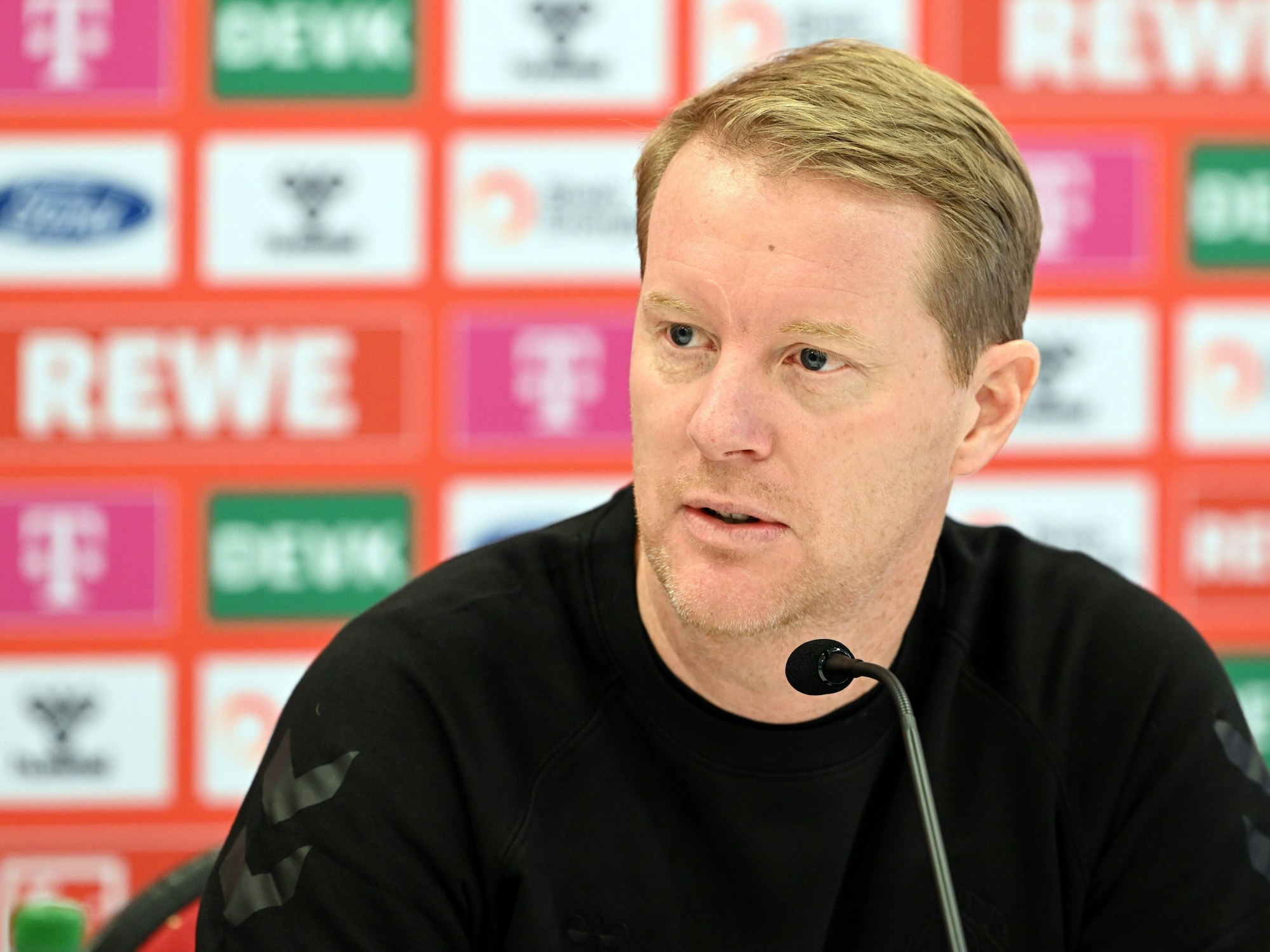 Timo Schultz, neuer Trainer des 1. FC Köln, spricht während der Pressekonferenz.