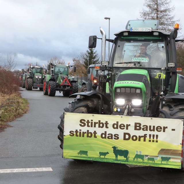 04.01.2024, Thüringen, Eisenberg: Landwirten fahren mit ihren Traktoren durch die Stadt. Mit der Aktion wollen die Landwirte gegen die derzeitige Agrarpolitik der Bundesregierung demonstrieren. Foto: Bodo Schackow/dpa +++ dpa-Bildfunk +++