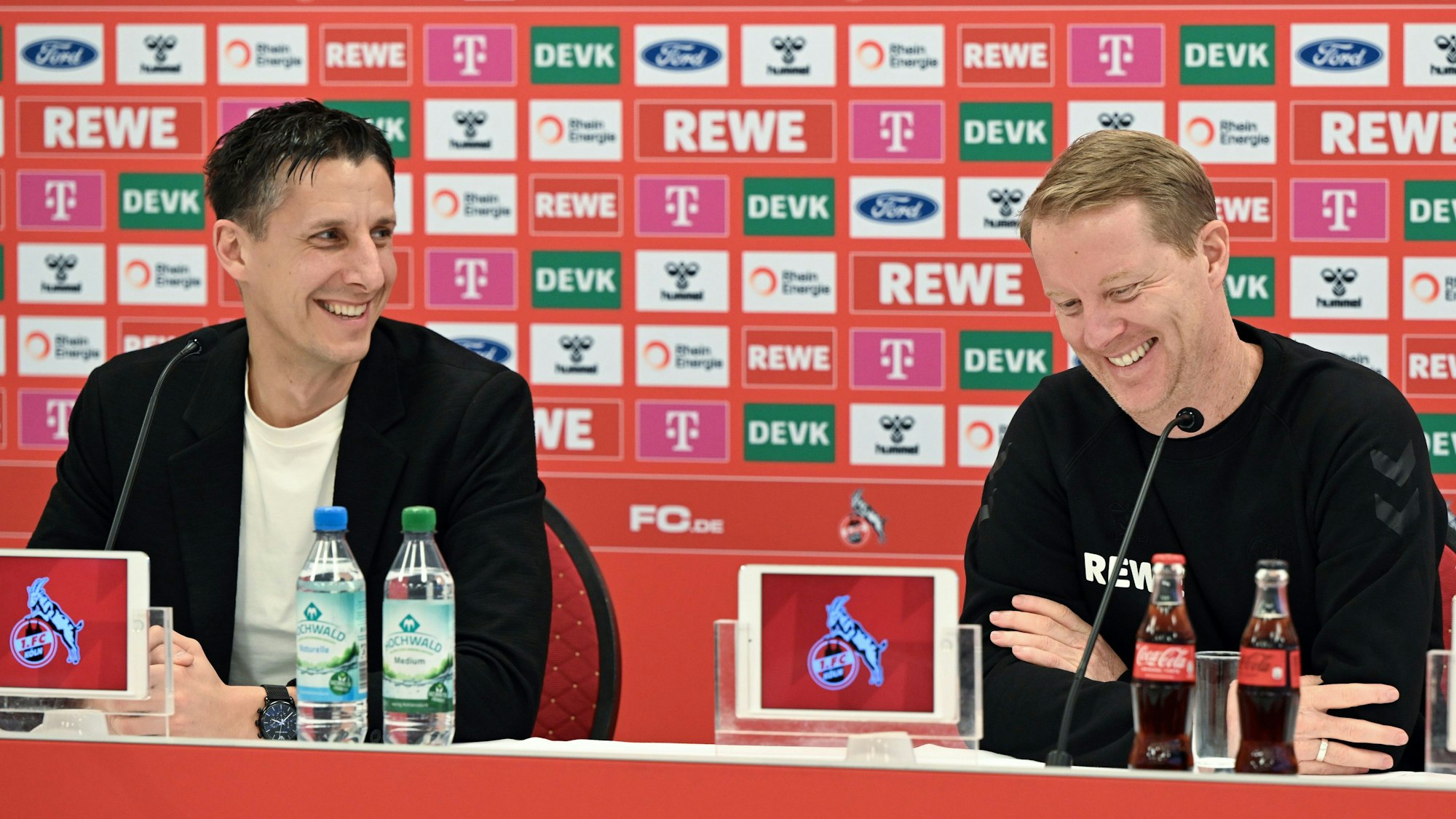 Christian Keller (l), Geschäftsführer Sport, und der neue Trainer Timo Schultz während der Pressekonferenz.