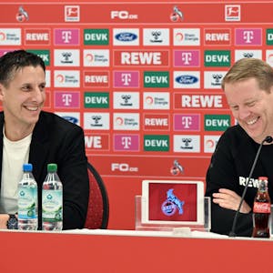 Christian Keller (l), Geschäftsführer Sport, und der neue Trainer Timo Schultz während der Pressekonferenz.