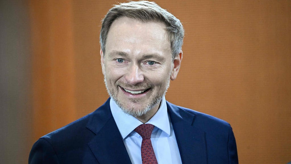 Finanzminister Christian Lindner (FDP) während der Kabinettssitzung am 13. Dezember: Die meisten Steuerzahlerinnen und -zahler werden 2024 höher belastet als 2023.