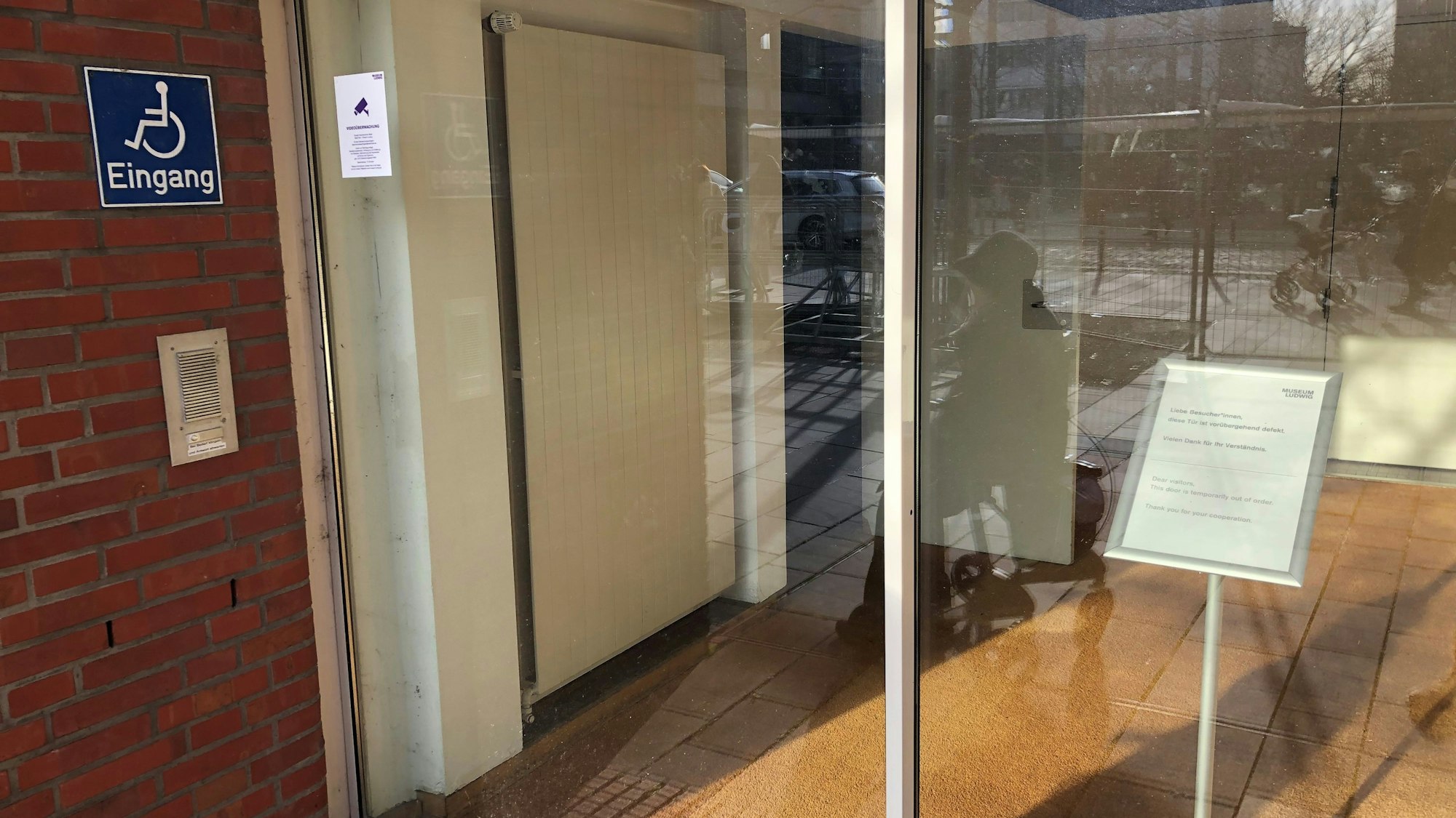 Die automatische Tür zu den Behinderten-Aufzügen zum Museum Ludwig
