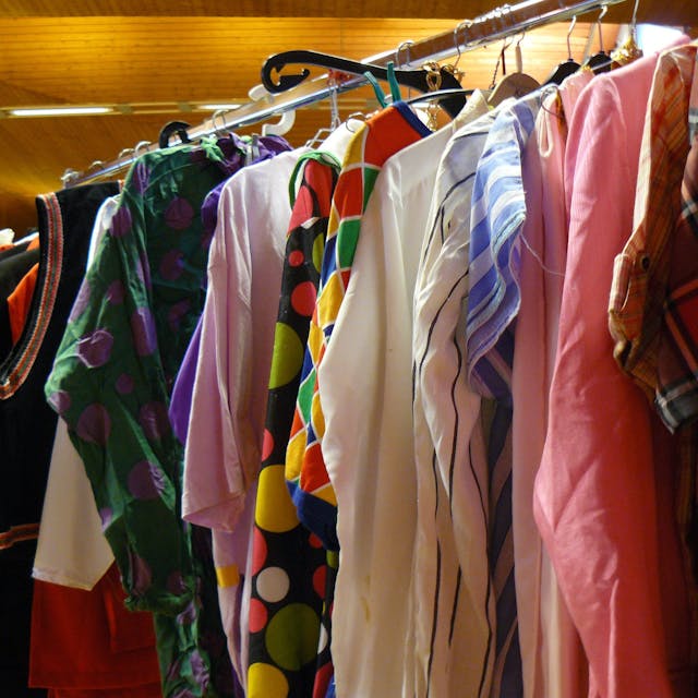 An einer Kleiderstange hängen unterschiedliche Karnevalskostüme.