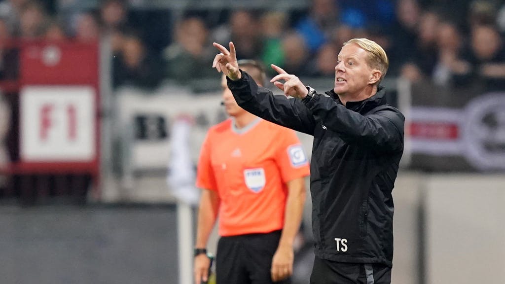St. Paulis Trainer Timo Schultz gibt taktische Anweisungen. Schultz wird neuer Cheftrainer beim 1. FC Köln.