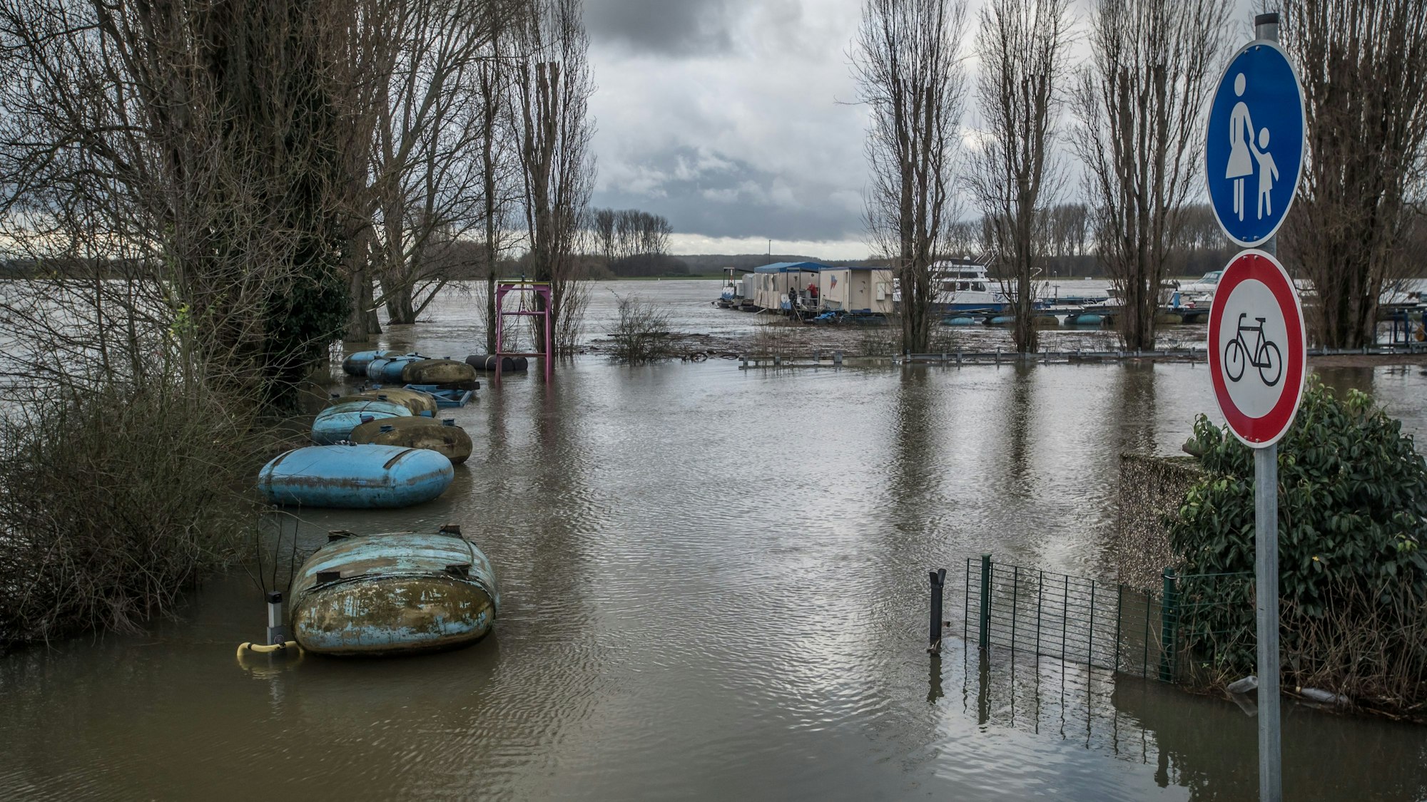 Das Hochwasser in Hitdorf steht knapp vor dem Tor am Hafen