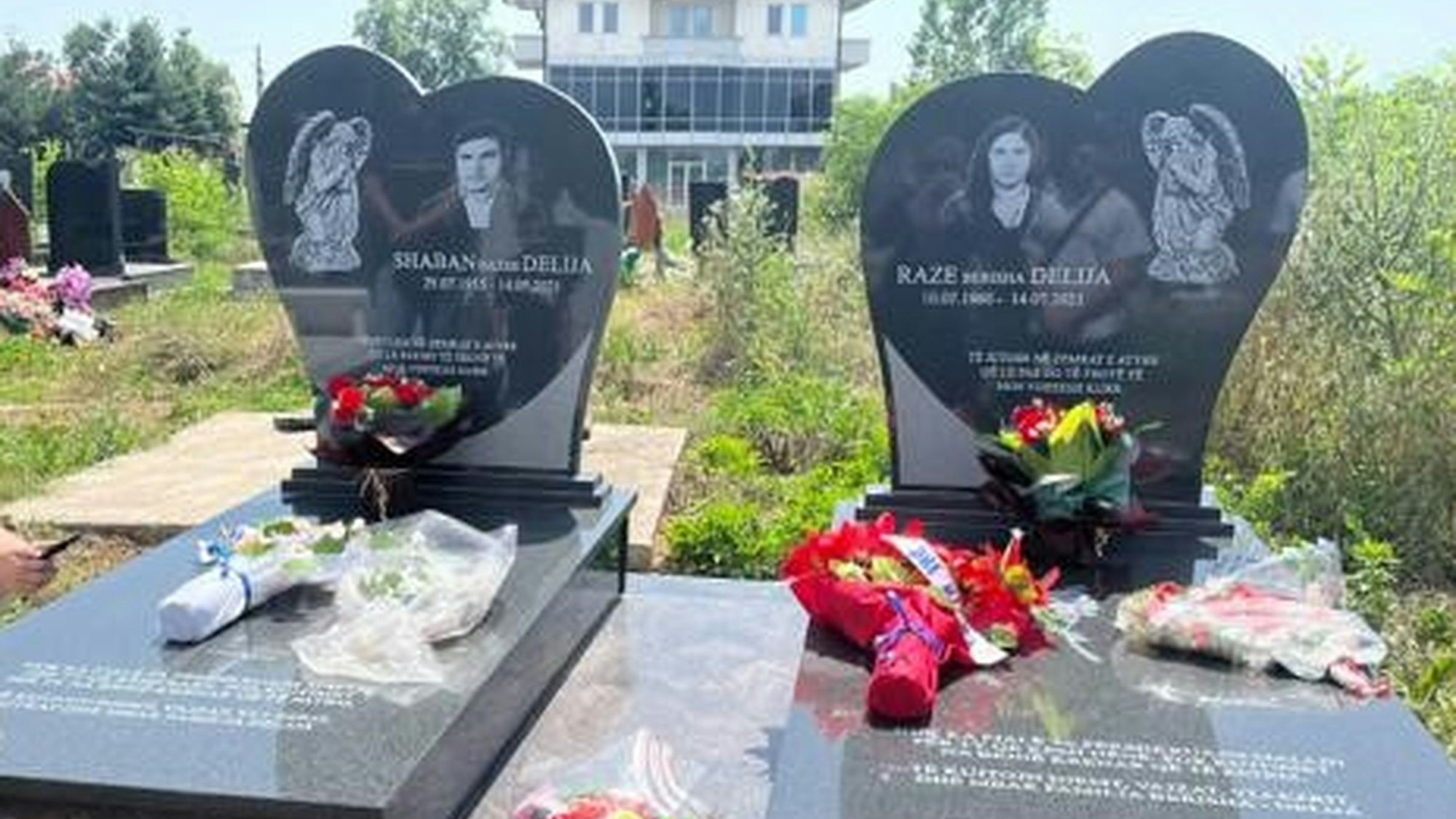 Das Grab von Raze und Shaban Delija in ihrem Heimatort Zahaq im Kosovo: Beide Grabsteine sind herzförmig. Darauf zu sehen ist jeweils ein Bild der Verstorbenen und ein Engel.