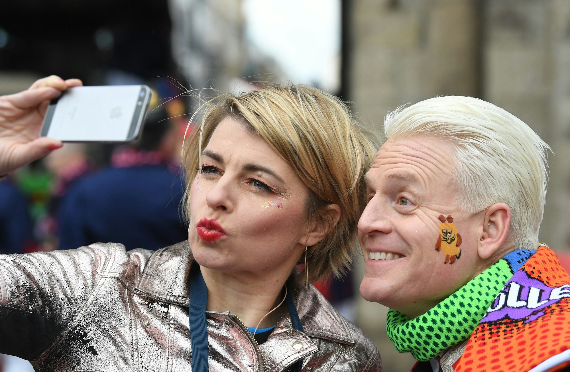 Sabine Heinrich (l) und Guido Cantz machen ein Selfie vor Start des Rosenmontagszuges.