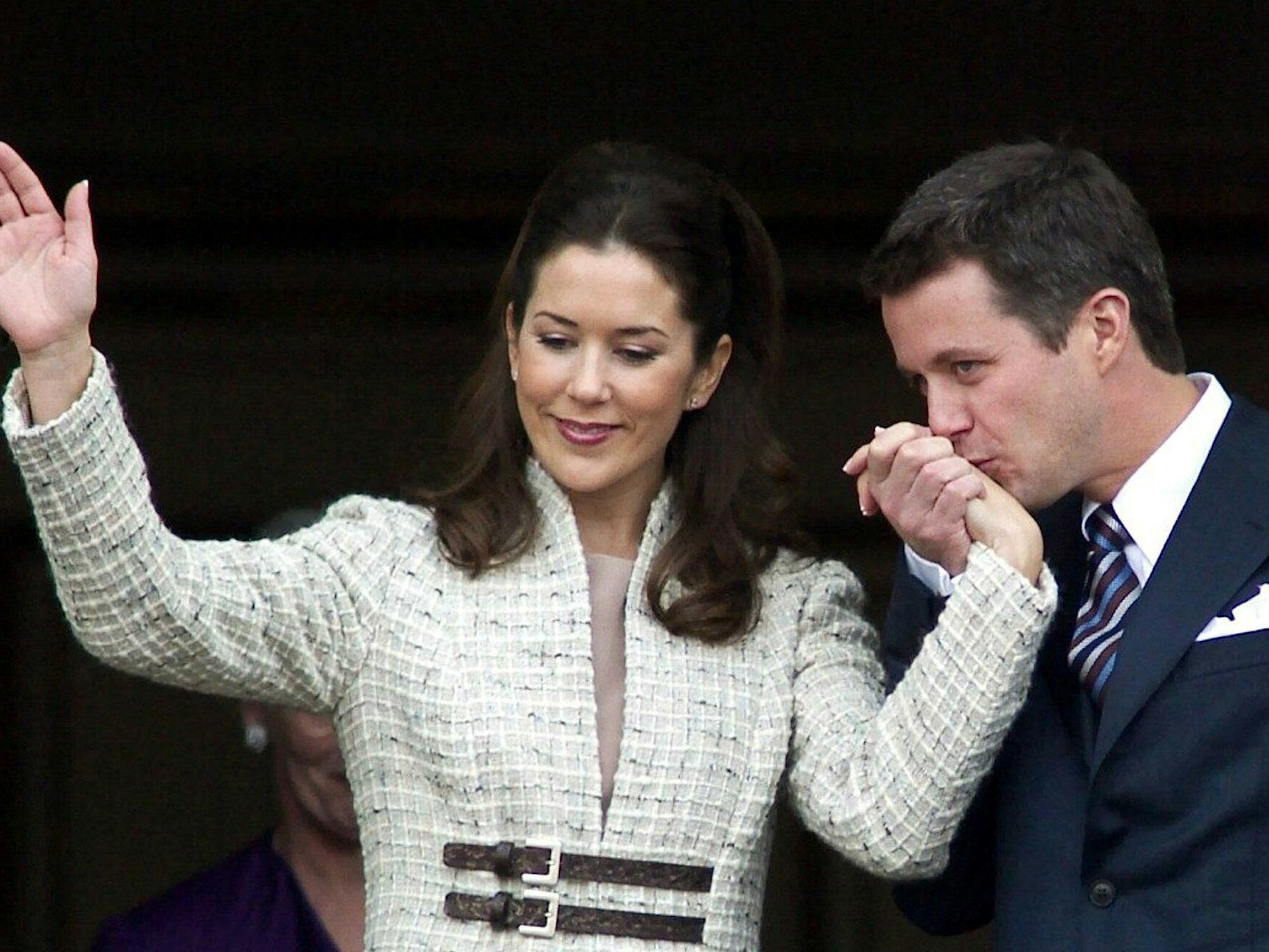 Sieg für die Liebe: Im Oktober 2003 gab Kronprinz Frederik von Dänemark seine Verlobung mit Mary Donaldson bekannt. Auf dem Balkon von Schloss Amalienborg in Kopenhagen zeigte sich das Paar dann erstmals offiziell zusammen.