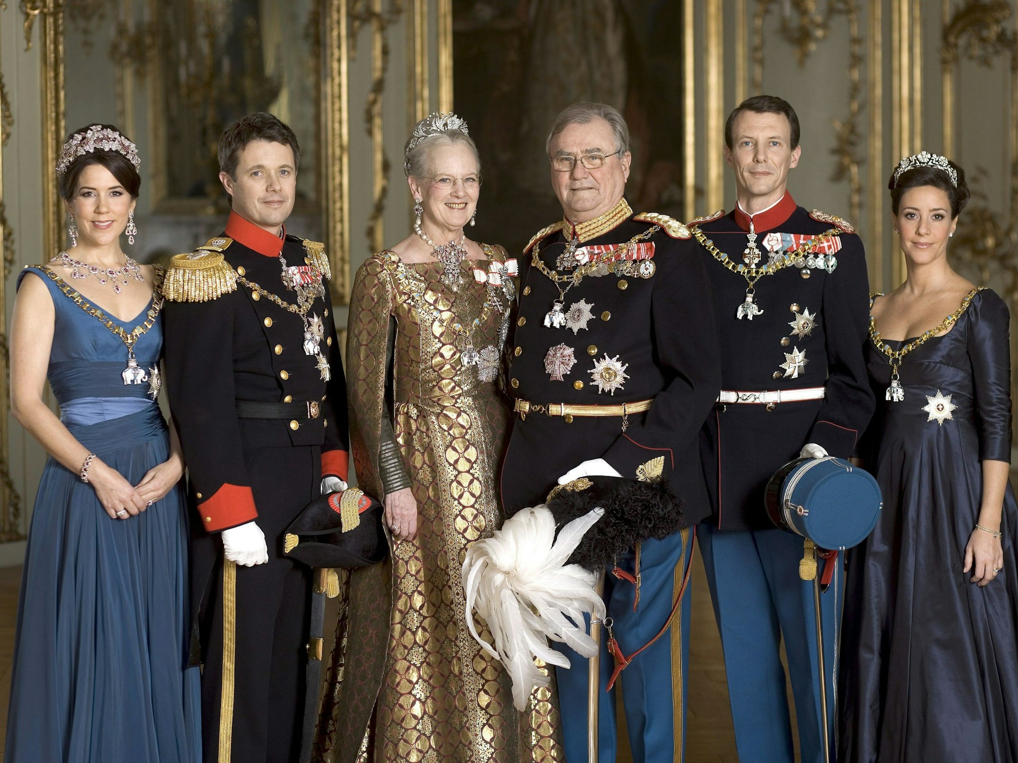 Das Foto aus dem Jahr 2009 zeigt Dänemarks königliche Familie, Kronprinzessin Mary, Kronprinz Frederik, Königin Margrethe II., Prinz Henrik, Prinz Joachim und Prinzessin Marie (v.l.n.r.) im Amalienburg Palast in Kopenhagen.