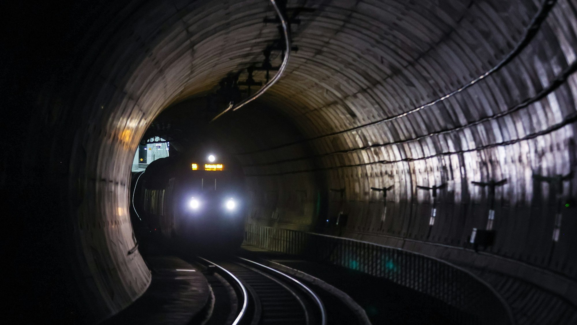 Eine S-Bahn fährt durch einen Tunnel.