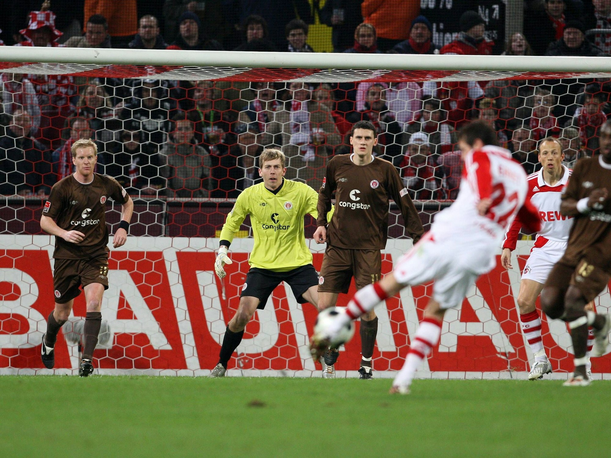 Fabrice Ehret schießt einen Ball aufs Tor des FC St. Pauli.
