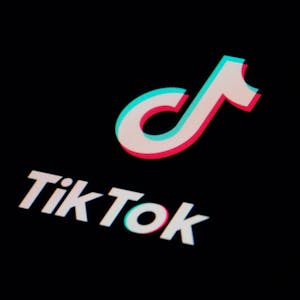 Das Emblem der App TikTok zu sehen auf einem Smartphone.