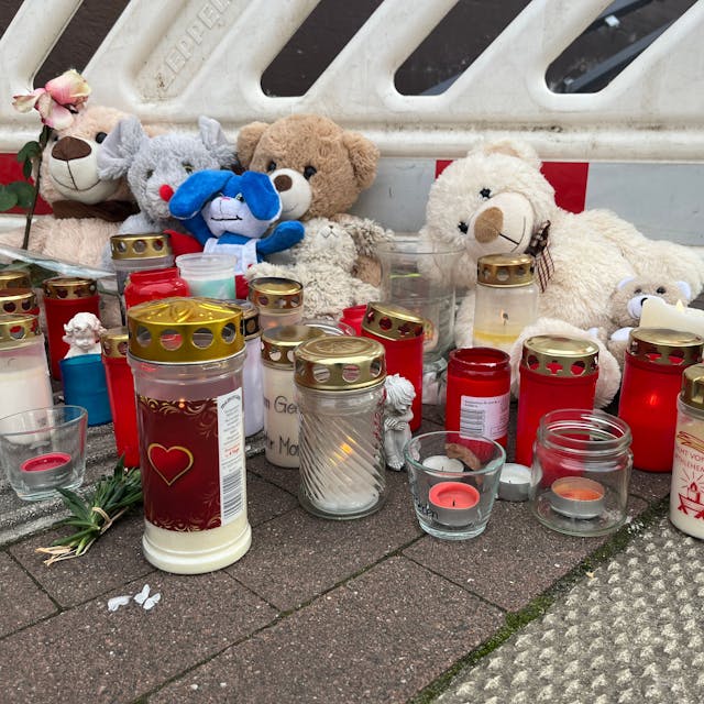 Blumen und Teddybären stehen an der Stelle, an der ein 14-Jähriger starb.