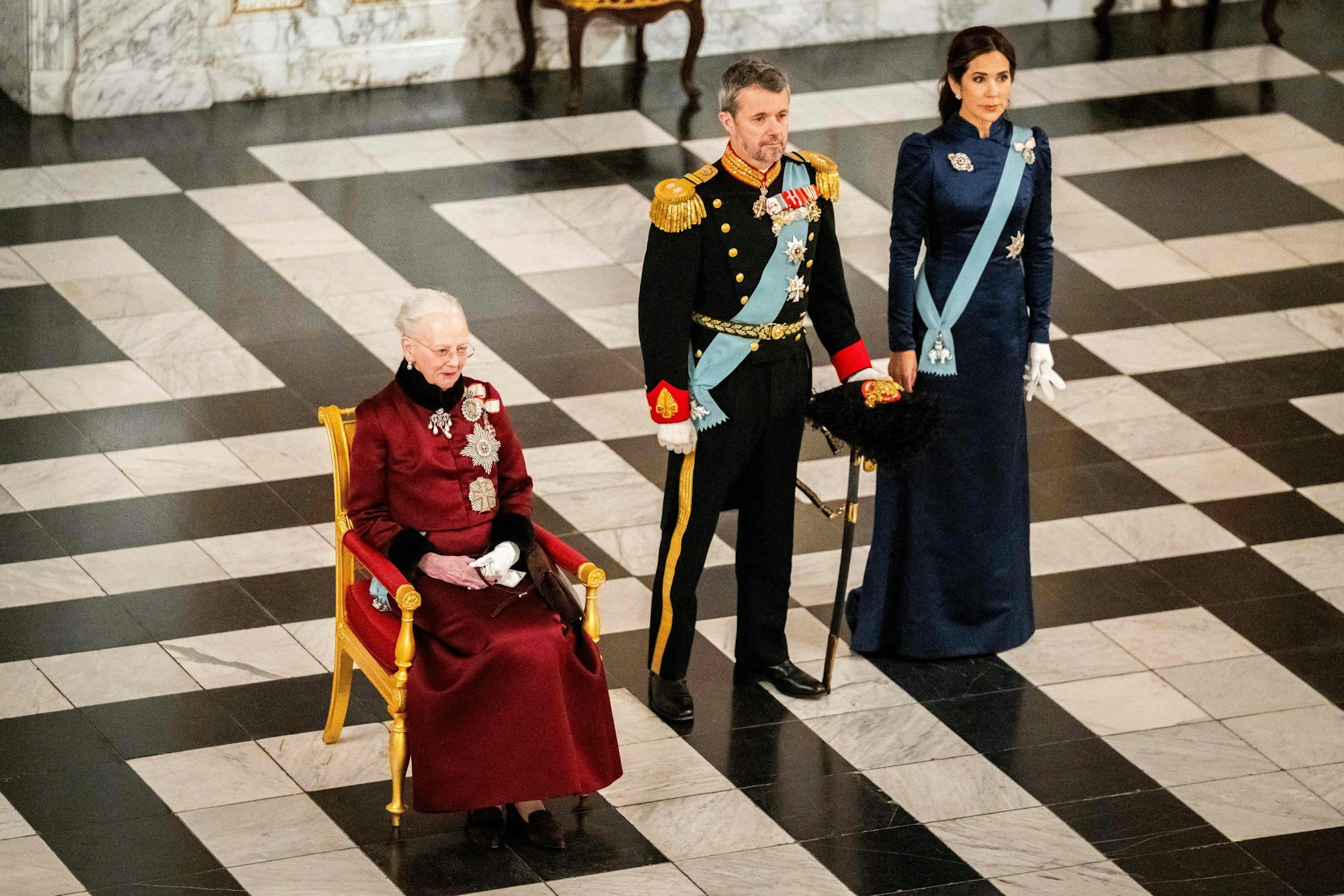 Am 14. Januar 2024 dankt Margrethe II. von Dänemark (sitzend) ab. Kronprinz Frederik und Kronprinzessin Mary werden dann das neue dänische Königspaar. Das Foto entstand beim Neujahrsempfang am 3. Januar 2024.