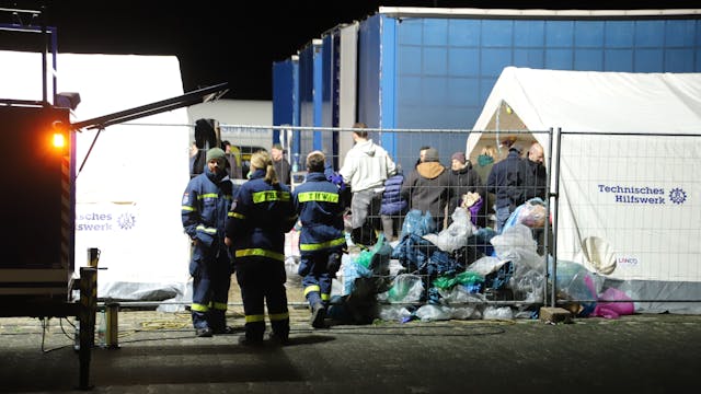 Eine Mordkommission aus Aachen hat auf einem Grundstück an der Genker Straße in Spich vier Überseecontainer mit Altkleidersäcken ausräumen und durchsuchen lassen, um eine Waffe zu finden. Ein 33-Jähriger war in der Woche zuvor in Düren erschossen worden.