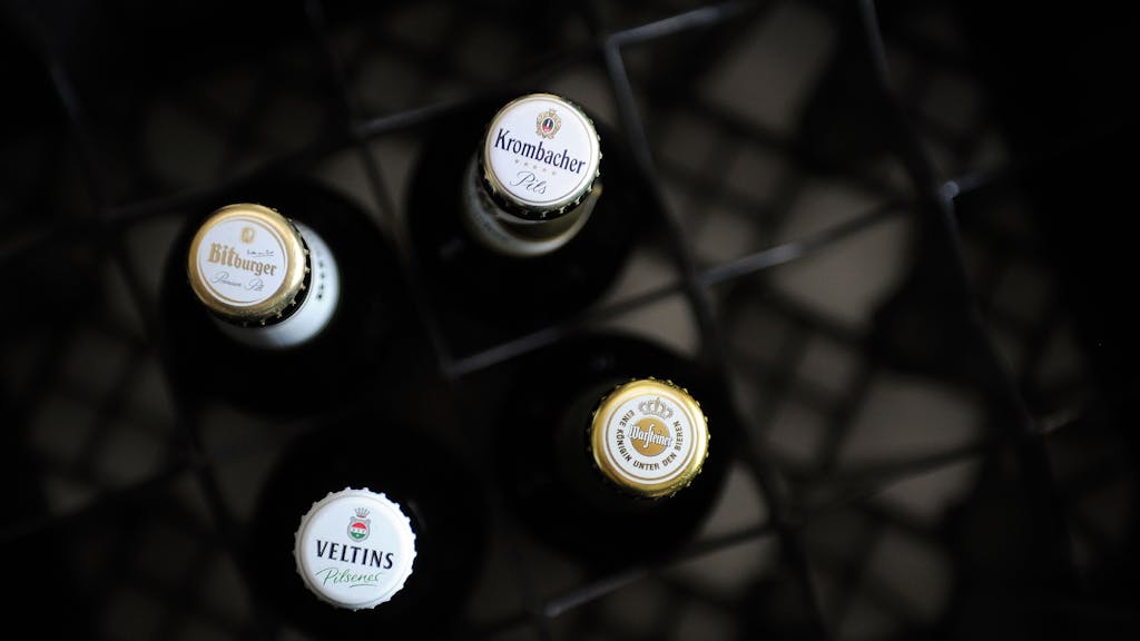 Unser Archivbild (2014) zeigt Bierflaschen der Brauereien Krombacher.