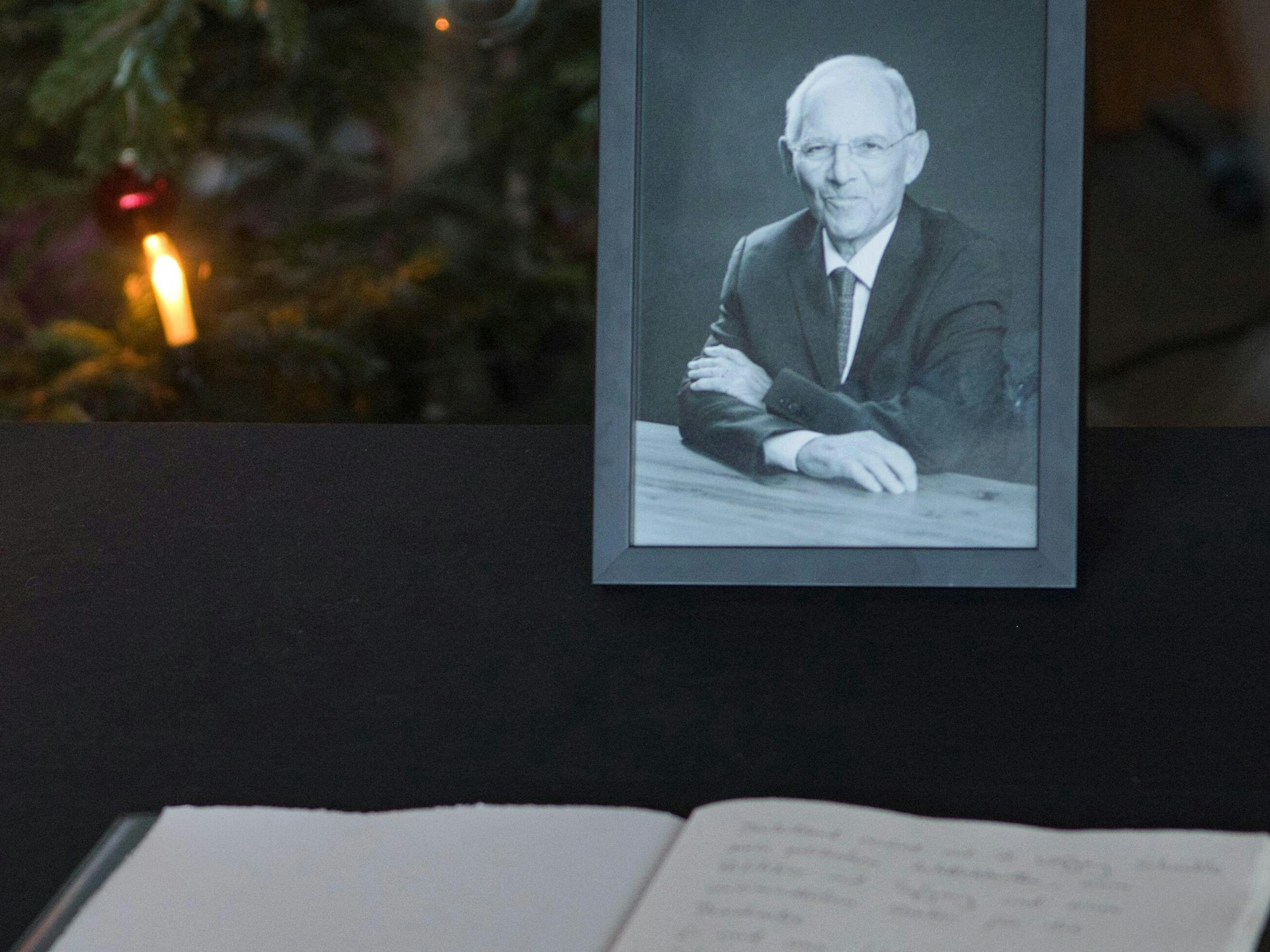 Ein Kondolenzbuch für den verstorbenen Politiker Wolfgang Schäuble (CDU) liegt auf einem Tisch in der Landesvertretung von Baden-Württemberg.