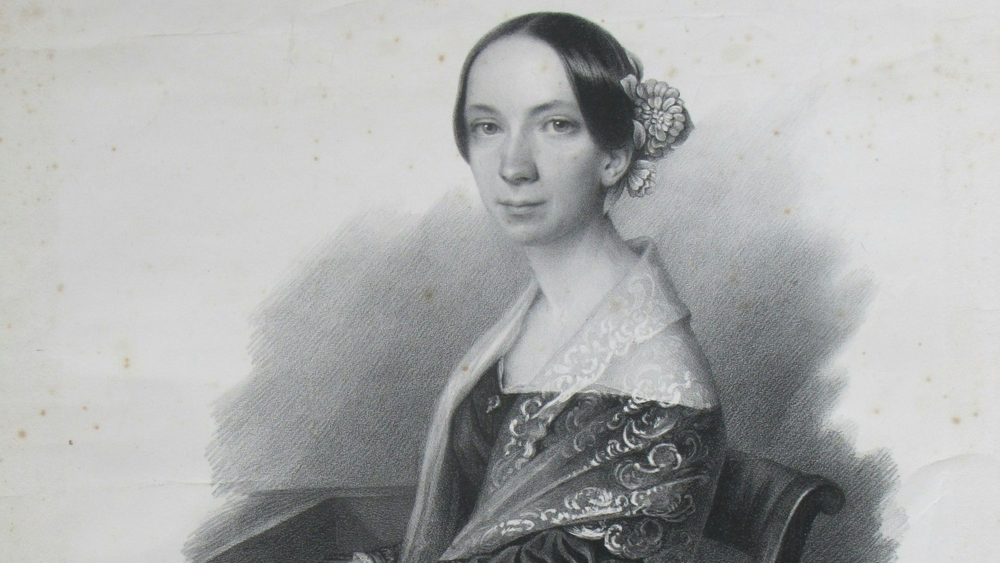 Eine undatierte historische Lithografie zeigt die Komponistin Emilie Mayer. Die junge Komponistin sitzt vor einem Klavier.