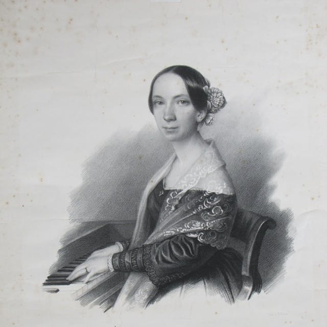 Eine undatierte historische Lithografie zeigt die Komponistin Emilie Mayer. Die junge Komponistin sitzt vor einem Klavier.