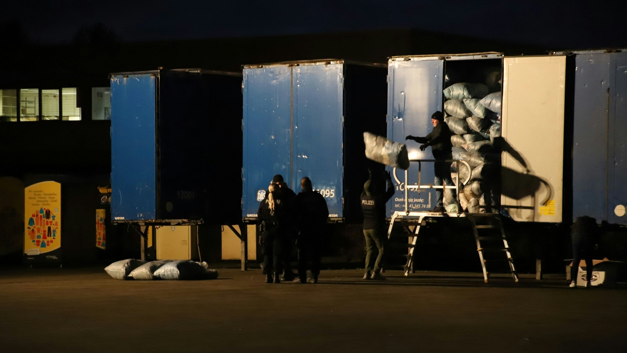 Eine Mordkommission aus Aachen hat auf einem Grundstück an der Genker Straße in Spich vier Überseecontainer ausräumen und durchsuchen lassen. Sie waren voll geladen mit Altkleidersäcken.