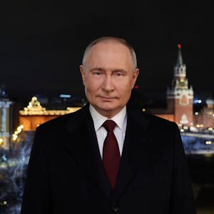 Putin, KI oder belarussischer Zimmermann? Um das Video von der Neujahrsansprache des russischen Präsidenten gibt es erneute Doppelgänger- und KI-Gerüchte.