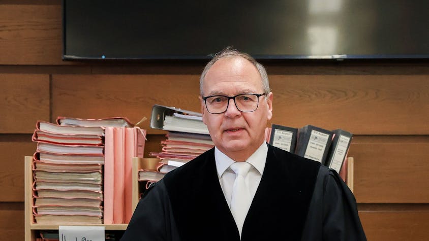 Der Kölner Richter Jörg Michael Bern verlässt das Schwurgericht.