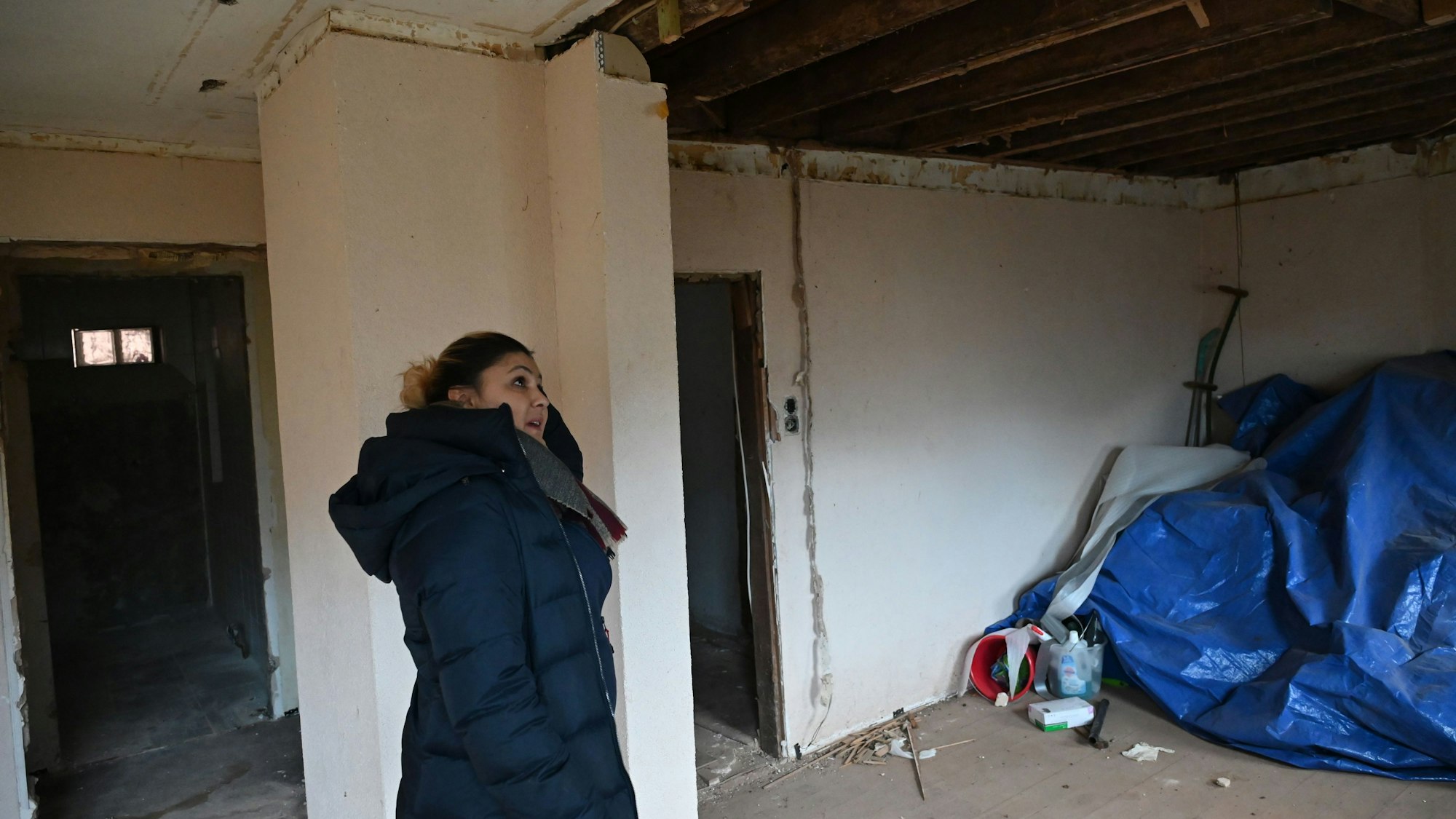 Valbone Venticinque steht in einem Zimmer ihres von der Flut in Gemünd zerstörten Elternhauses.