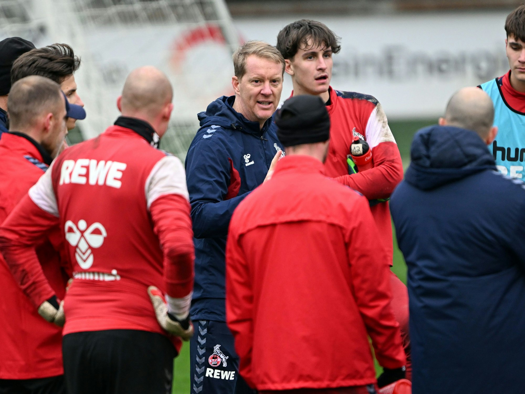 Timo Schultz (M), neuer Trainer des 1. FC Köln, spricht zu seiner Mannschaft.