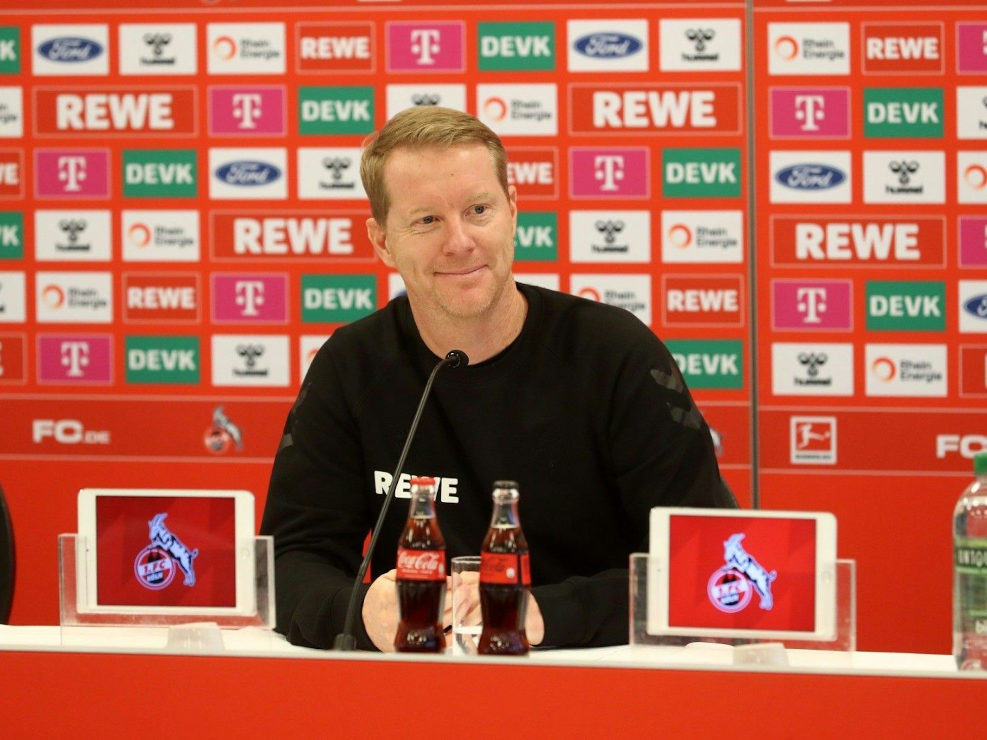 Timo Schultz lächelt während seiner ersten Pressekonferenz als Trainer des 1. FC Köln.