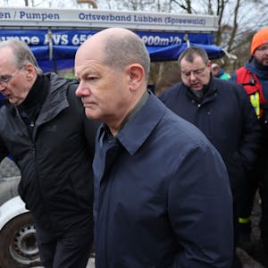 Bundeskanzler Olaf Scholz (M, SPD) und Reiner Haseloff (l, CDU), Ministerpräsident von Sachsen-Anhalt, auf dem Weg zu vom Hochwasser betroffene Stellen in Sangerhausen.