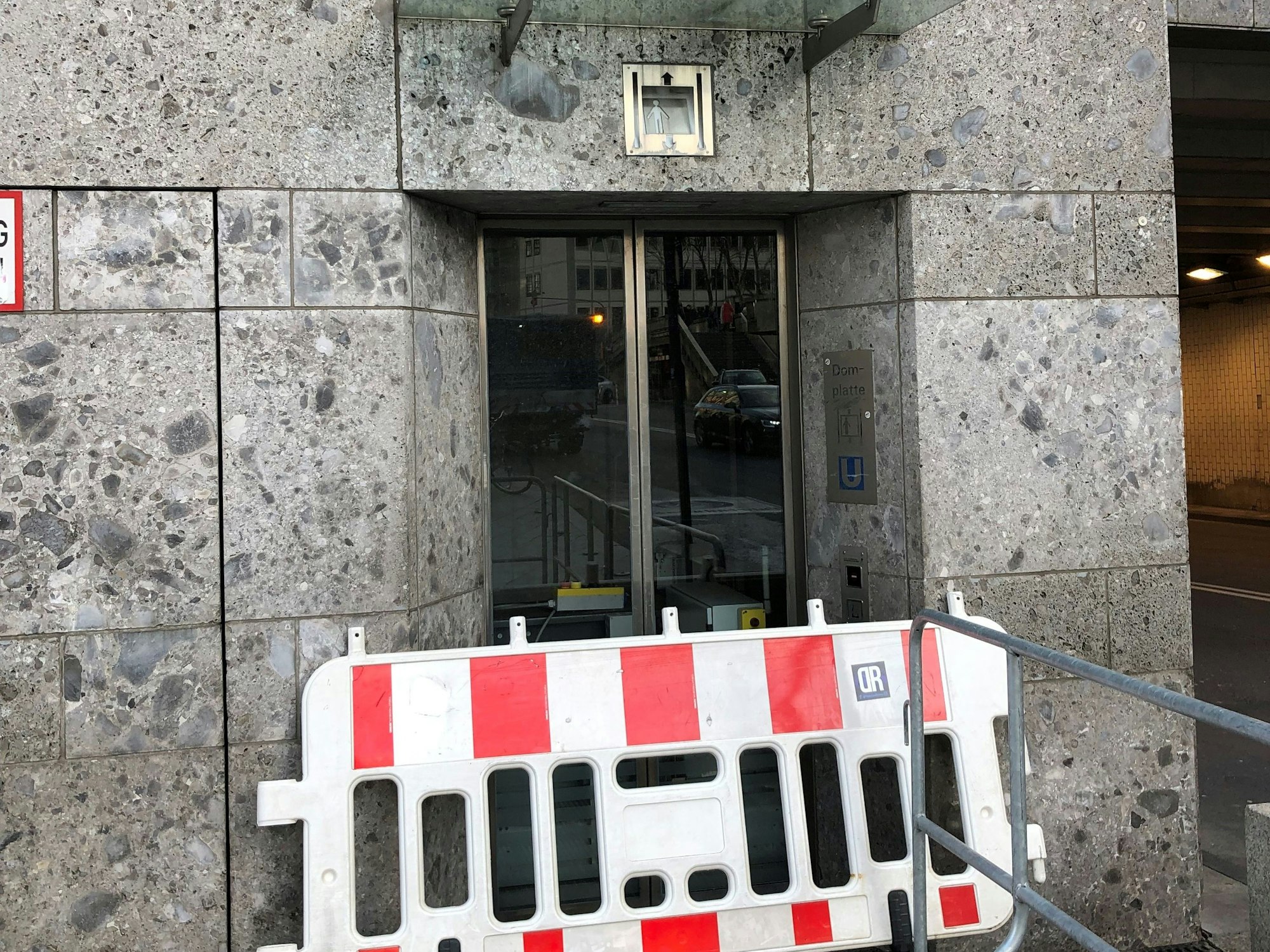 Der defekte Aufzug vom Bahnhofsvorplatz zur Domplatte