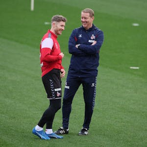 Kölns neuer Trainer Timo Schultz (r.) und Kapitän Florian Kainz lachen beim Training.