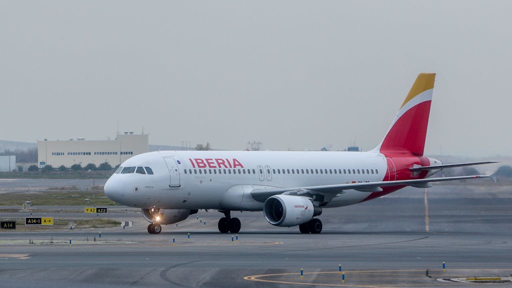 Ein Flugzeug der Fluggesellschaft Iberia auf dem Flughafen Adolfo Suarez Madrid-Barajas.